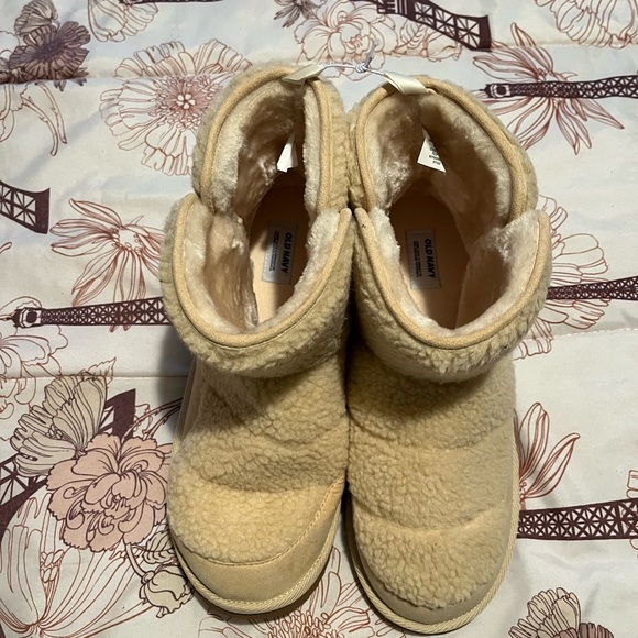 Old Navy Faux Fur Boots - Picture 1 of 3